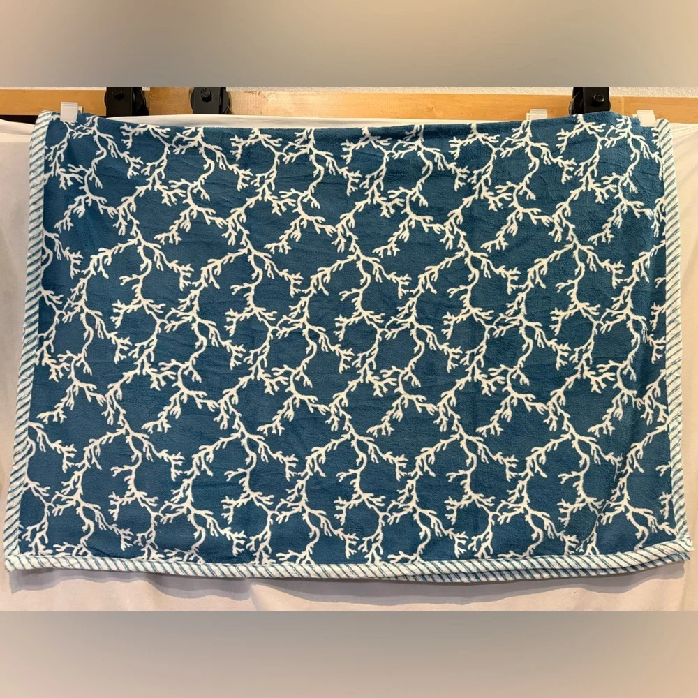 NEW - Upscale Resort Living Tropical Sea Life Velvet Plush Reversible Throw